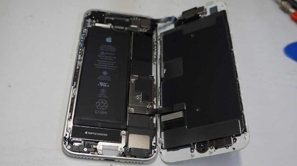 液晶割れ 液晶パネル交換 iPhone8 2