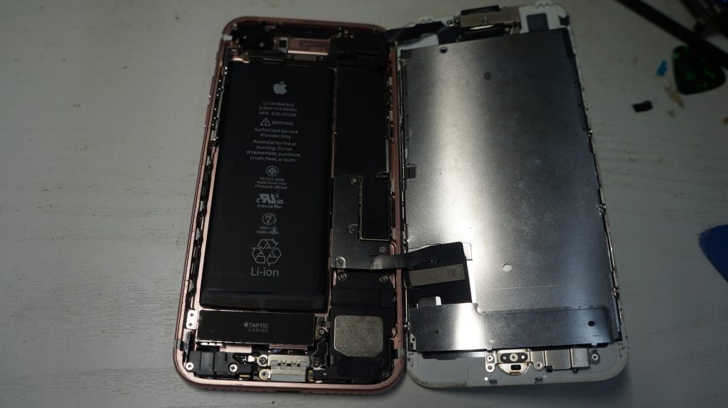 液晶割れ液晶漏れ 液晶パネル交換 iPhone7 3